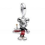 Apporte une touche festive et joyeuse à ton bracelet avec ce charm pendentif Mickey avec gâteau d’anniversaire. Inspiré de l’univers Disney, ce bijou en argent 925 met en scène Mickey aux côtés d’un gâteau d’anniversaire, pour un rendu amusant, chaleureux et plein de bonne humeur. Un charm original et symbolique, parfait pour célébrer les moments heureux et les fans de Disney.

Caractéristiques :

- Matière : Argent 925.
- Design : Mickey avec gâteau d’anniversaire en pendentif et finitions soignées.
- Dime