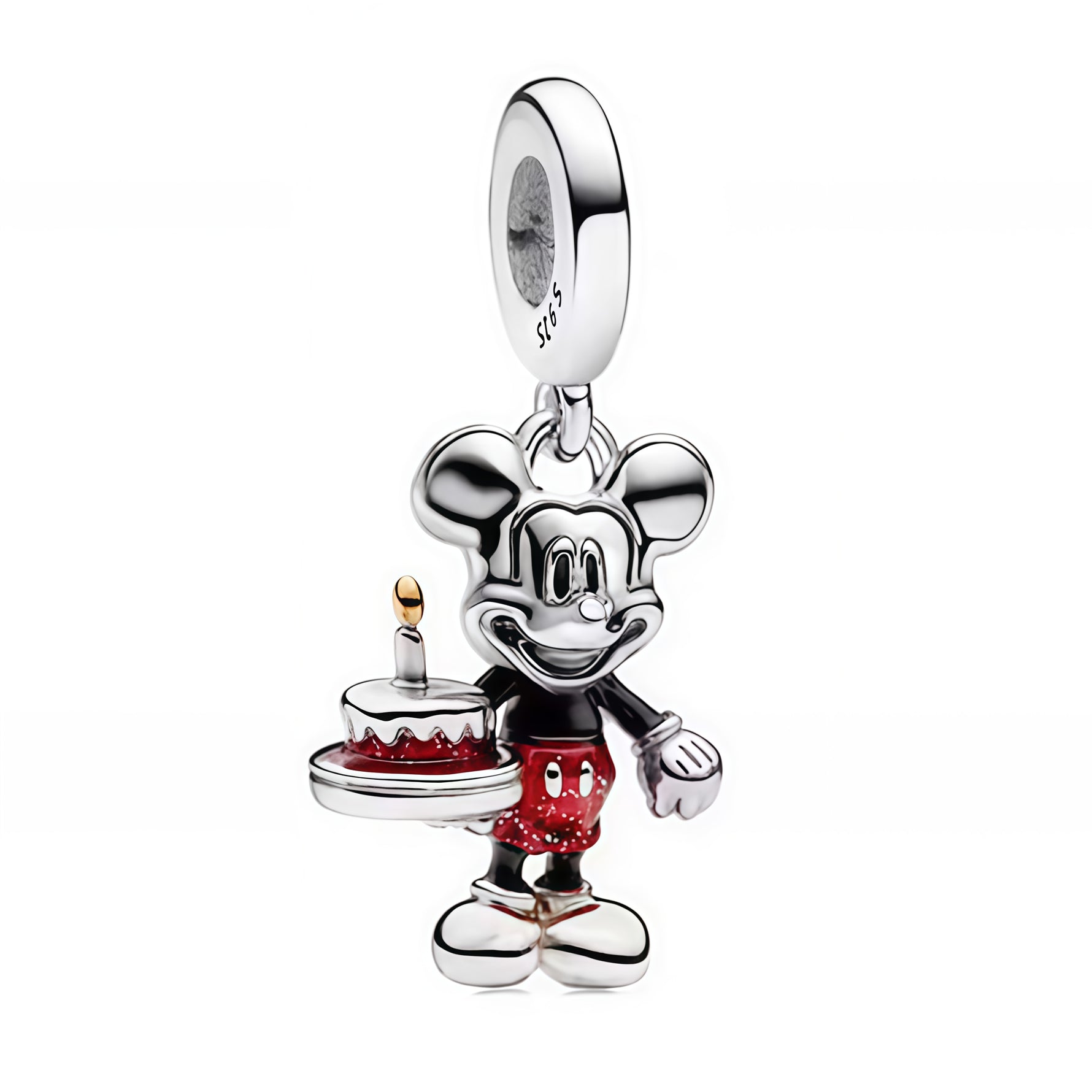 Apporte une touche festive et joyeuse à ton bracelet avec ce charm pendentif Mickey avec gâteau d’anniversaire. Inspiré de l’univers Disney, ce bijou en argent 925 met en scène Mickey aux côtés d’un gâteau d’anniversaire, pour un rendu amusant, chaleureux et plein de bonne humeur. Un charm original et symbolique, parfait pour célébrer les moments heureux et les fans de Disney.

Caractéristiques :

- Matière : Argent 925.
- Design : Mickey avec gâteau d’anniversaire en pendentif et finitions soignées.
- Dime