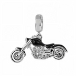 Ajoutez une touche de style audacieux et moderne à votre collection avec ce charm pendentif unique représentant une moto noire. Sa silhouette raffinée et ses détails précis capturent l’esprit de liberté et d’aventure, parfait pour les passionnés de motos ou les amateurs de designs élégants et contemporains.

Fabriqué en argent 925, ce bijou se distingue par ses finitions soignées et son éclat subtil. La teinte noire profonde met en valeur le design sophistiqué de la moto, ajoutant une note de caractère et d