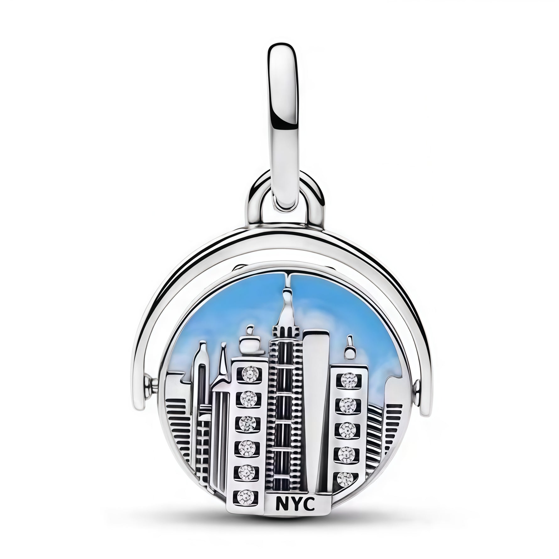 Apporte une touche urbaine et moderne à ton bracelet avec ce charm inspiré de New York. Son design élégant met en valeur l’esprit de la ville, entre skyline emblématique et énergie cosmopolite, pour un bijou original et raffiné. Un charm parfait pour les amoureux du voyage, des grandes villes et des souvenirs uniques.

Caractéristiques :

-&nbsp;Matière : Argent 925.
-&nbsp;Design : Skyline NYC avec finition brillante et détails soignés.
-&nbsp;Dimensions : Taille délicate et confortable à porter.
-&nbsp;St