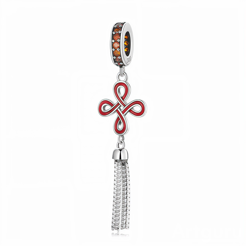 La bélière est pavée de petits cristaux orange qui lui donnent un éclat chaleureux rappelant les lanternes de fête. Au centre, un nœud infini rouge émaillé dessine une boucle continue, tandis qu’un fin pompon en chaînes argentées oscille en dessous comme un pendentif de décoration du Nouvel An chinois. Ce motif s’inspire de l’art du nœud chinois, souvent utilisé comme porte‑bonheur pour attirer la chance, l’harmonie et la protection.