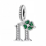 Apportez chance et élégance à votre bracelet avec ce charm pendentif en forme de nombre "11", réalisé en argent 925 et orné d’un trèfle à 4 feuilles vert, symbole universel de porte-bonheur. Un bijou raffiné, parfait pour célébrer un chiffre important tout en attirant la chance.