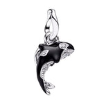 Apporte une touche marine et élégante à ton bracelet avec ce charm orque noir. Son design raffiné évoque la puissance de l’océan, la liberté et la grâce des grands animaux marins, tout en ajoutant une note originale et sophistiquée à ta collection. Un bijou plein de caractère, parfait pour les amoureux de la mer et des créatures marines.

Caractéristiques :

-&nbsp;Matière : Argent 925.
-&nbsp;Design : Orque noir avec finition brillante et détails soignés.
-&nbsp;Dimensions : Taille délicate et confortable 