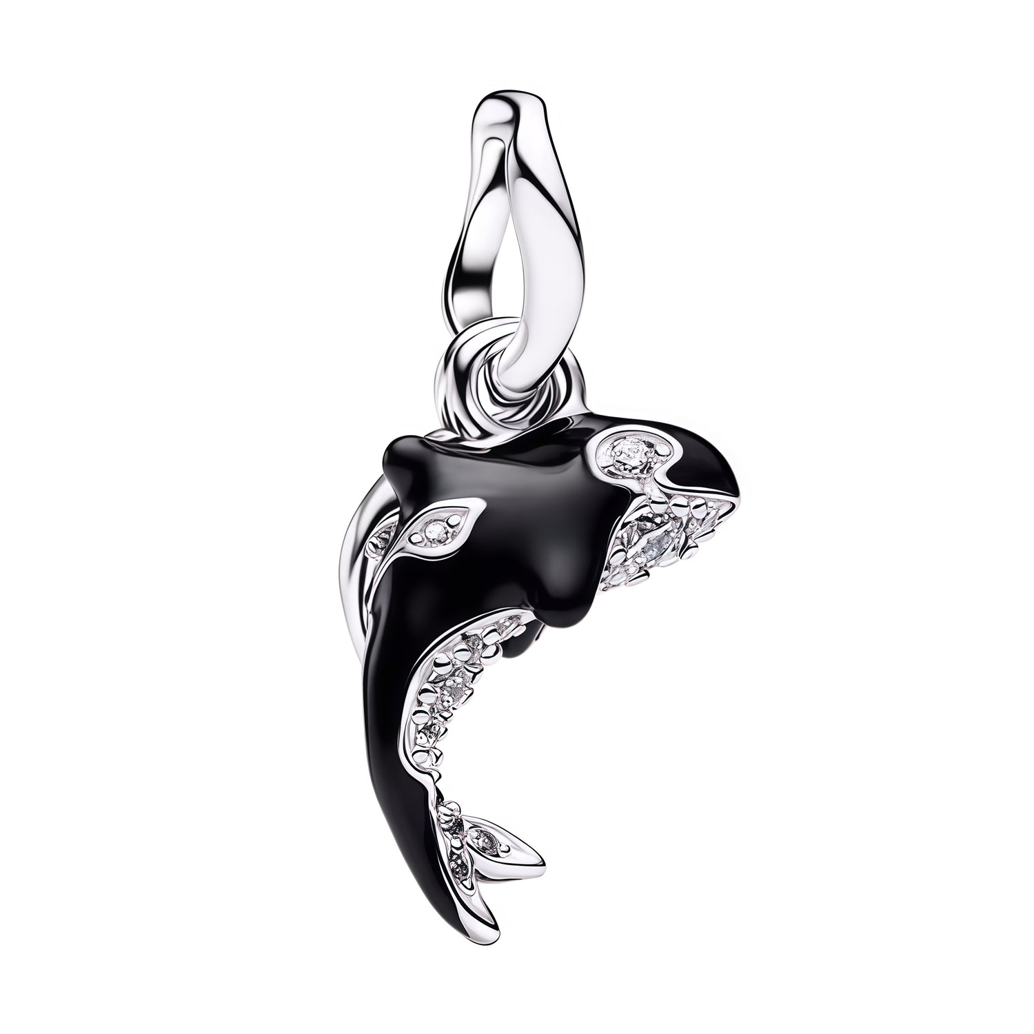 Apporte une touche marine et élégante à ton bracelet avec ce charm orque noir. Son design raffiné évoque la puissance de l’océan, la liberté et la grâce des grands animaux marins, tout en ajoutant une note originale et sophistiquée à ta collection. Un bijou plein de caractère, parfait pour les amoureux de la mer et des créatures marines.

Caractéristiques :

-&nbsp;Matière : Argent 925.
-&nbsp;Design : Orque noir avec finition brillante et détails soignés.
-&nbsp;Dimensions : Taille délicate et confortable 