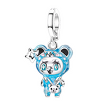 Craquez pour la douceur et la magie de ce charm irrésistible représentant un adorable petit ours vêtu d’une combinaison bleue étoilée ! Son regard pétillant, ses oreilles arrondies et ses détails fins évoquent la tendresse et l’imaginaire des contes de fées.