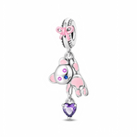 La bélière en argent 925 est décorée d’un nœud rose en émail, donnant un aspect délicat et enfantin. L’ourson articulé, rehaussé d’émail rose sur les pattes et les oreilles, possède des yeux pavés de cristaux rose et bleu, tandis qu’un cœur en zircon violet en forme de pierre de taille pend en dessous.