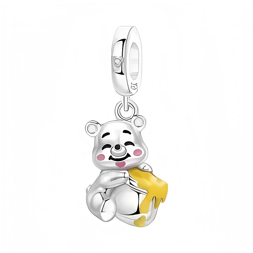 Ce charm pendant en argent 925 représente un petit ourson assis, les yeux fermés et les joues rosées, affichant un large sourire gourmand. Blotti contre lui, un gros pot de miel jaune semble déborder, ce qui donne à l’ensemble un air tendre et joyeux, parfait pour les amoureux des animaux et des douceurs.

Caractéristiques :

- Matière : Argent 925 avec émaux jaune et rose.
- Design : Ourson assis tenant un pot de miel dégoulinant, bélière lisse et discrète.
- Coloris : Argent brillant, jaune miel, rose ten