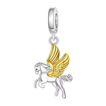 Laissez-vous emporter par la magie et la légèreté de ce charm pendentif en argent 925 représentant Pégase, le cheval ailé légendaire. Ses ailes dorées finement sculptées ajoutent une touche d’éclat et de raffinement à cette créature mythique. Un bijou poétique pour celles et ceux qui aiment les symboles de liberté et de puissance.