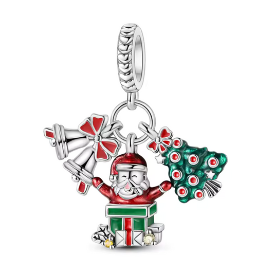 Ajoutez une touche enchantée et festive à votre collection avec ce charm mettant en scène le Père Noël, un sapin de Noël et des cloches. Fabriqué en métal argenté, ce charm est délicatement détaillé, illustrant le joyeux Père Noël entouré d'un magnifique sapin orné, accompagné de cloches festives qui symbolisent la magie de Noël. Les couleurs vives et les finitions soignées évoquent l'esprit chaleureux des fêtes, parfait pour les amoureux de la saison. Compatible avec les bracelets Pandora, ce charm apporte