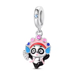 Apportez une touche adorable et royale à votre collection avec ce charm pendentif en forme de panda, couronné d’une délicate couronne rose. Ce bijou charmant allie douceur et élégance, parfait pour celles et ceux qui veulent afficher un style tendre et unique.