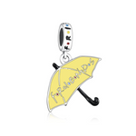 Le Charm Parapluie Jaune est une référence adorable à la série Friends, où le parapluie jaune devient un symbole d'amitié et de moments inoubliables. Ce charm est un accessoire incontournable pour tous les fans de la série culte, ajoutant une touche lumineuse et nostalgique à votre bracelet ou collier.