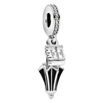 Apporte une touche magique et élégante à ton bracelet avec ce charm pendentif parapluie de Mary Poppins. Inspiré de l’univers Disney, ce bijou en argent 925 met en valeur le parapluie iconique de Mary Poppins, avec de jolis détails en émail noir et une finition raffinée. Un charm original et poétique, parfait pour les fans de Mary Poppins et des pièces pleines de charme.

Caractéristiques :

- Matière : Argent 925 avec détails en émail.
- Design : Parapluie de Mary Poppins avec finitions soignées.
- Dimensi