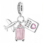 Apportez une touche d’aventure et d’inspiration à votre bracelet avec ce charm en argent 925 représentant un carnet portant l’inscription "Passeport" ainsi qu'un avion et une valise. Symbole de voyage, de curiosité et d’ouverture sur le monde, ce bijou délicatement conçu est parfait pour les âmes nomades et les passionnés d’exploration.