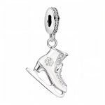 Ce charm pour bracelet en argent 925 illustre un patin à glace blanc élégant en mouvement, décoré d'un flocon de neige strassé et de cristaux scintillants pour capturer la grâce des glissades sur lac gelé. La base ronde avec bordure diamantée gravée « S925 » s'intègre parfaitement aux bracelets.

Caractéristiques :

Matière : Argent 925 (S925)
Design : Patin à glace émaillé blanc avec lames courbées, motif étoile neige pavée strass, monté sur support rond pavé.
Style : Élégant et hivernal, idéal pour les pa