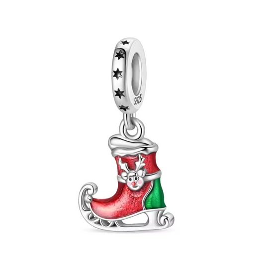 Glissez dans l’esprit des fêtes avec ce charm festif en forme de patin à glace rouge et vert, décoré d’un adorable petit cerf. Ce bijou original évoque la magie de l’hiver, les balades sur la glace, et les moments chaleureux de la saison des fêtes. Une pièce idéale pour compléter votre collection ou pour offrir un cadeau unique et joyeux.