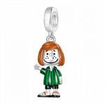 Peppermint Patty débarque dans votre collection avec ce charm pendentif en argent 925, capturant son caractère sportif et son tempérament de battante. Avec sa coupe courte et son look décontracté, ce pendentif rend hommage à cette héroïne courageuse et pleine d’énergie de l’univers Peanuts. Une pièce dynamique et authentique, parfaite pour afficher un style cool et affirmé !