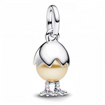 Apportez une touche de douceur et de fantaisie à votre bracelet avec ce charm représentant un adorable poussin sortant de sa coquille ! Réalisé en Argent 925 (S925), ce bijou combine une coquille argentée brillante et une petite boule jaune nacrée, posée sur des pattes minutieusement sculptées. Son design mignon et ludique égaye toutes les collections, parfait en cadeau pour un(e) passionné(e) d’animaux ou pour célébrer l’arrivée du printemps.