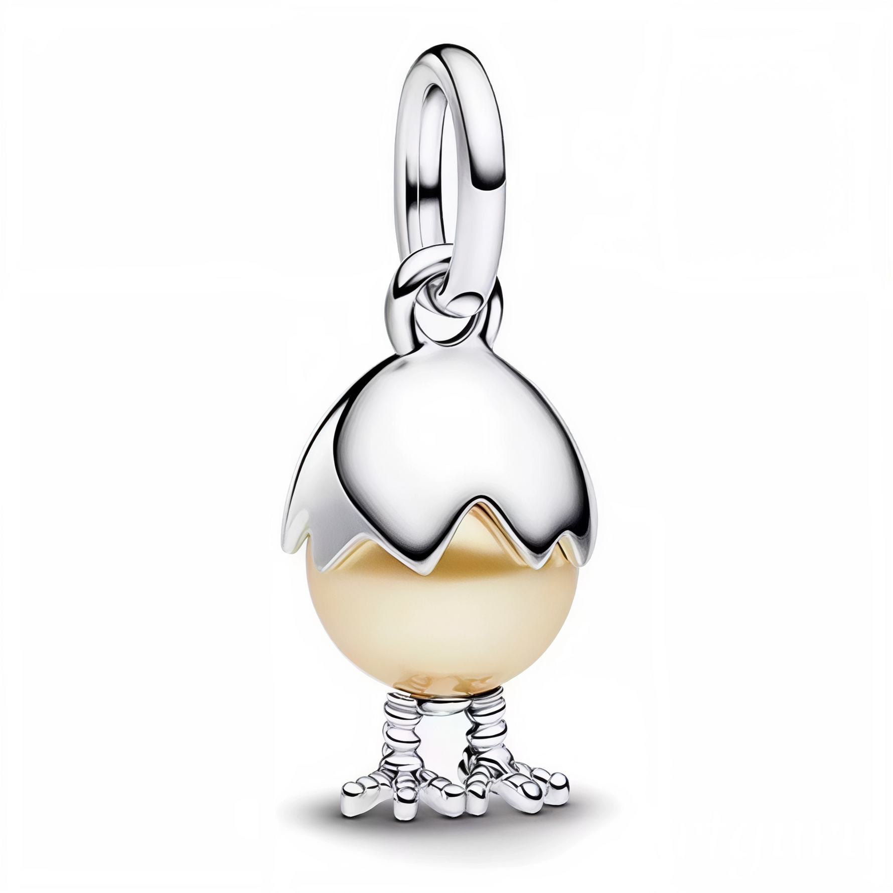 Apportez une touche de douceur et de fantaisie à votre bracelet avec ce charm représentant un adorable poussin sortant de sa coquille ! Réalisé en Argent 925 (S925), ce bijou combine une coquille argentée brillante et une petite boule jaune nacrée, posée sur des pattes minutieusement sculptées. Son design mignon et ludique égaye toutes les collections, parfait en cadeau pour un(e) passionné(e) d’animaux ou pour célébrer l’arrivée du printemps.