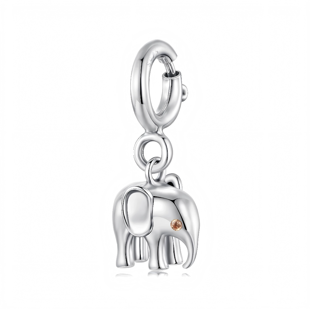 Ce charm pendentif en argent 925 représente un petit éléphant stylisé aux formes douces et arrondies, suspendu à une bélière lisse et moderne. Son œil est mis en valeur par un cristal rond scintillant couleur champagne, qui apporte une touche de lumière discrète et élégante.