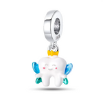 Ce charm pendentif en argent représente une adorable dent souriante transformée en petite fée, avec de jolies joues roses et une petite couronne jaune posée sur le dessus. Ses ailes émaillées en bleu et vert apportent une touche de magie et de couleur, idéale pour symboliser la fée des dents, un joli sourire d’enfant ou un clin d’œil à la profession dentaire.