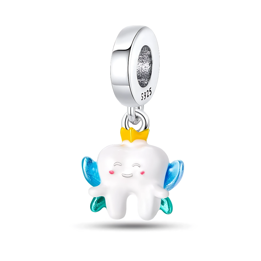 Ce charm pendentif en argent représente une adorable dent souriante transformée en petite fée, avec de jolies joues roses et une petite couronne jaune posée sur le dessus. Ses ailes émaillées en bleu et vert apportent une touche de magie et de couleur, idéale pour symboliser la fée des dents, un joli sourire d’enfant ou un clin d’œil à la profession dentaire.