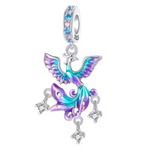 Ce charm en argent 925 capture un phénix mythique aux ailes déployées en dégradé bleu-vert-violet chatoyant, tête fière au bec pointu, queue plumeuse flottante avec trois strass clairs pendants, anneau supérieur pavé zircons bleus. Il évoque renaissance triomphante et splendeur éternelle, idéal pour un bracelet inspirant ou thème oriental.

Caractéristiques :

Matière : Argent 925, émail iridescent multicolore, zircons bleus clairs
Design : Phénix ailes écartées queue suspendue pavée, bélière ronde
Style : 