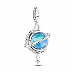 Ce charm représente une sphère bleu océan enserrée dans un anneau façon planète, en argent 925 finement ouvragé de motifs célestes. Une petite silhouette suspendue au bas du globe, ornée d’une pierre violette, évoque un danseur ou un rêveur flottant dans l’univers, pour un bijou poétique à porter au quotidien.