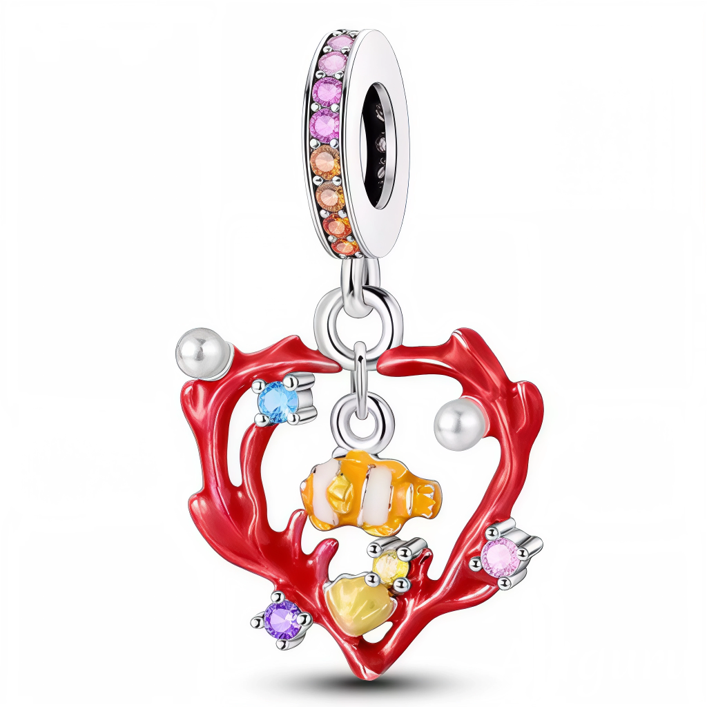 Plongez dans l’univers marin avec ce charm raffiné en forme de cœur corail rouge, mettant en scène un poisson clown émaillé orange et blanc entouré de perles et de cristaux colorés. Réalisé en Argent 925 (S925), il apporte lumière et fantaisie à tout bracelet, grâce à sa bélière sertie de pierres roses, oranges et violettes. Un bijou idéal pour les amoureux de la mer et de la nature.