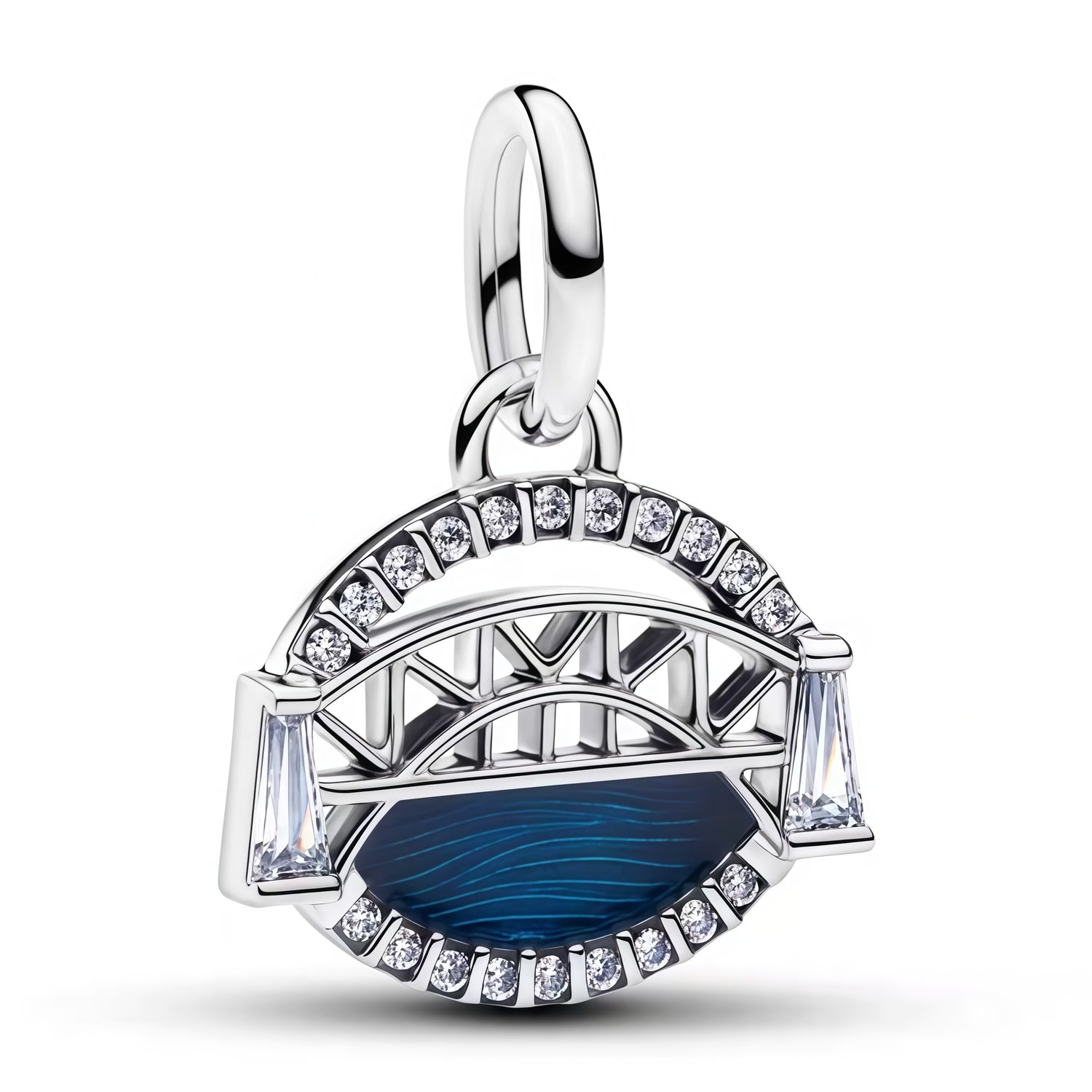 Apporte une touche d’évasion et de modernité à ton bracelet avec ce charm inspiré d’un pont et d’une vague bleue. Son design élégant associe l’architecture et l’univers marin, pour un rendu original, lumineux et plein de caractère. Un bijou raffiné et symbolique, parfait pour les amoureux du voyage, de la mer et des pièces uniques.

Caractéristiques :

-&nbsp;Matière : Argent 925.
-&nbsp;Design : Pont stylisé avec vague bleue et détails sertis de strass.
-&nbsp;Dimensions : Taille délicate et confortable à 