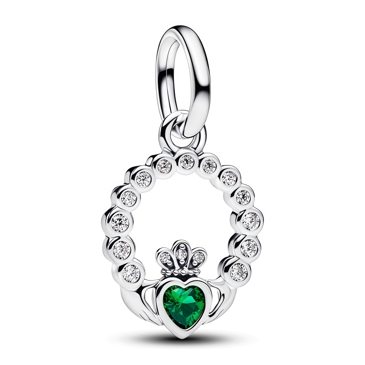 Apporte une touche symbolique et élégante à ton bracelet avec ce charm porte-bonheur argenté et vert. Son design raffiné évoque la chance, la protection et l’énergie positive, tout en ajoutant une note lumineuse et délicate à ta collection. Un bijou plein de sens, parfait à offrir ou à porter au quotidien comme un talisman.

Caractéristiques :

-&nbsp;Matière : Argent 925.
-&nbsp;Design : Charm porte-bonheur avec détails verts et finition brillante.
-&nbsp;Dimensions : Taille délicate et confortable à porte