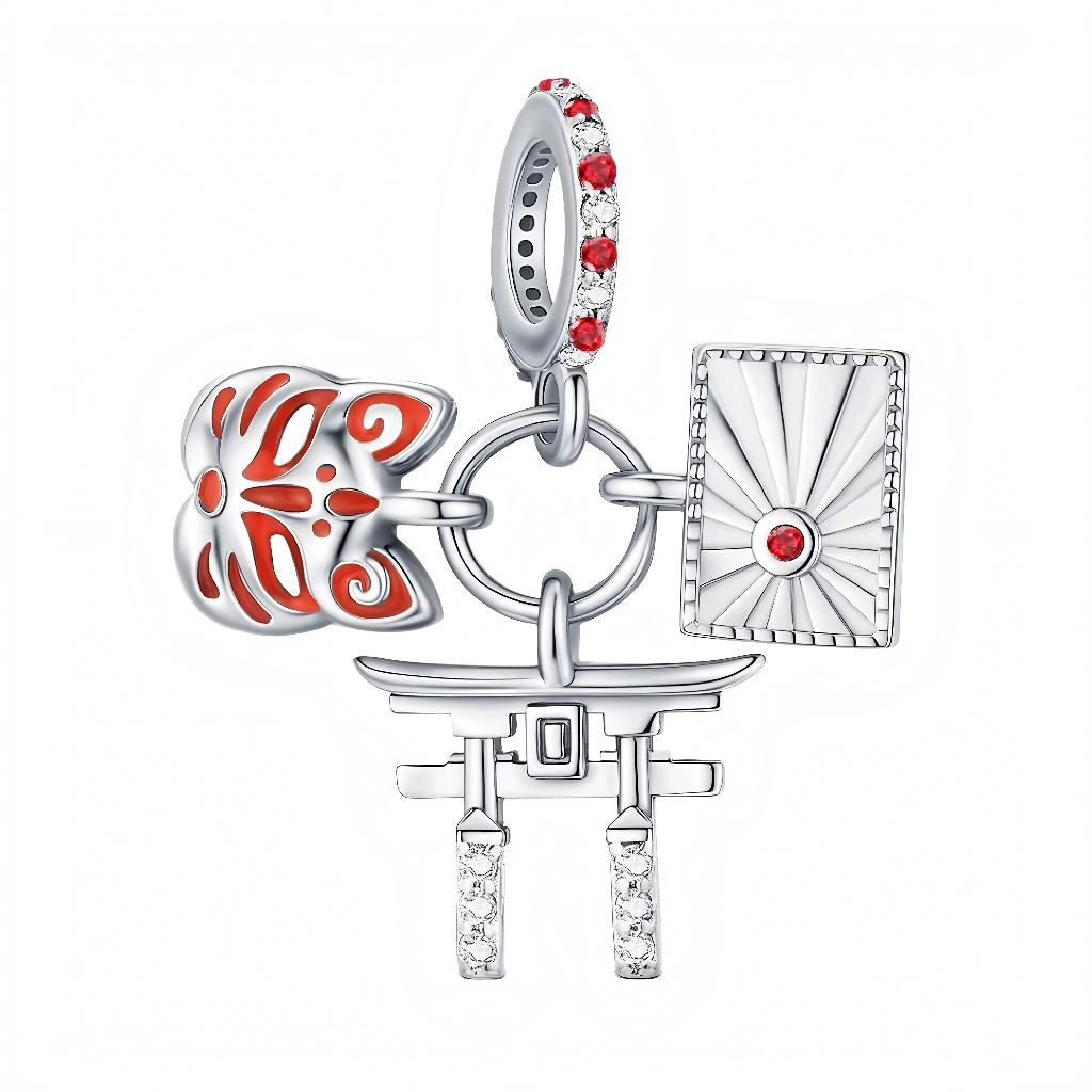 Ce charm pendentif s’inspire de l’esthétique japonaise et réunit trois symboles forts autour d’un anneau central en argent sterling, pour un look graphique et raffiné. À gauche, un masque de renard stylisé façon kitsune, ajouré et rehaussé d’un émail rouge lumineux, évoque les légendes et festivals traditionnels. Au centre, un élégant torii en argent se dresse comme une petite porte de sanctuaire, symbole de passage et d’ouverture vers un nouveau chapitre de vie. À droite, un pendentif rectangulaire strié d