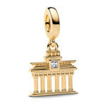 Charm Porte de Brandebourg en argent 925, inspiré du célèbre monument historique allemand. Son design architectural finement détaillé met en valeur les colonnes emblématiques et la structure classique de la porte, rehaussée d’un oxyde de zirconium clair au centre pour une touche lumineuse et élégante. Compatible avec les bracelets de type Pandora, il se glisse facilement sur la plupart des bracelets à maillons ou rigides pour apporter une note raffinée et symbolique à votre composition.