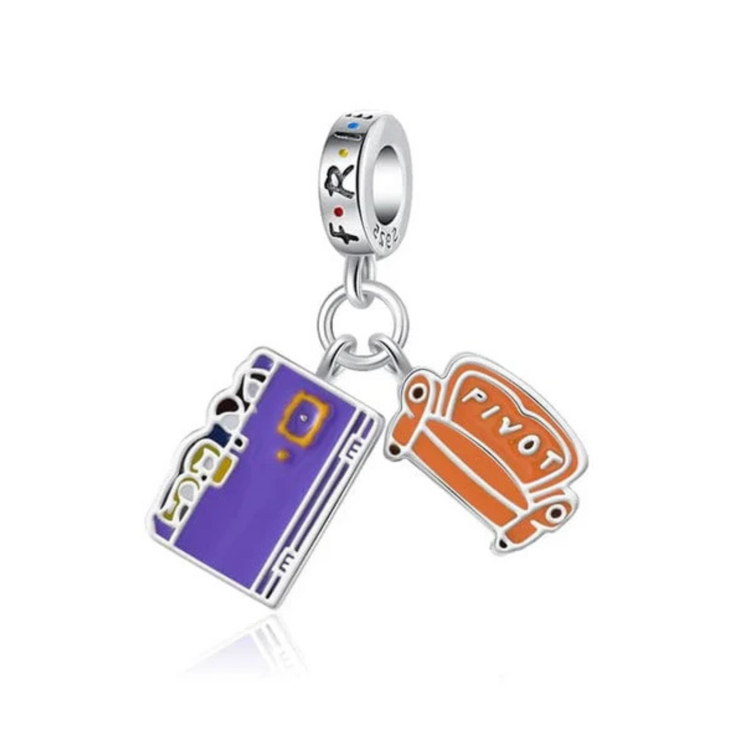 Plongez dans l’univers légendaire de Friends avec ce charm mettant en vedette la célèbre porte violette et le canapé emblématique du Central Perk. Fabriqué en argent 925, ce bijou rend hommage aux moments chaleureux et hilarants qui se déroulaient autour de ces symboles cultes. Parfait pour les fans inconditionnels de la série, ce charm est une célébration de l’amitié, de l’humour et des souvenirs intemporels.