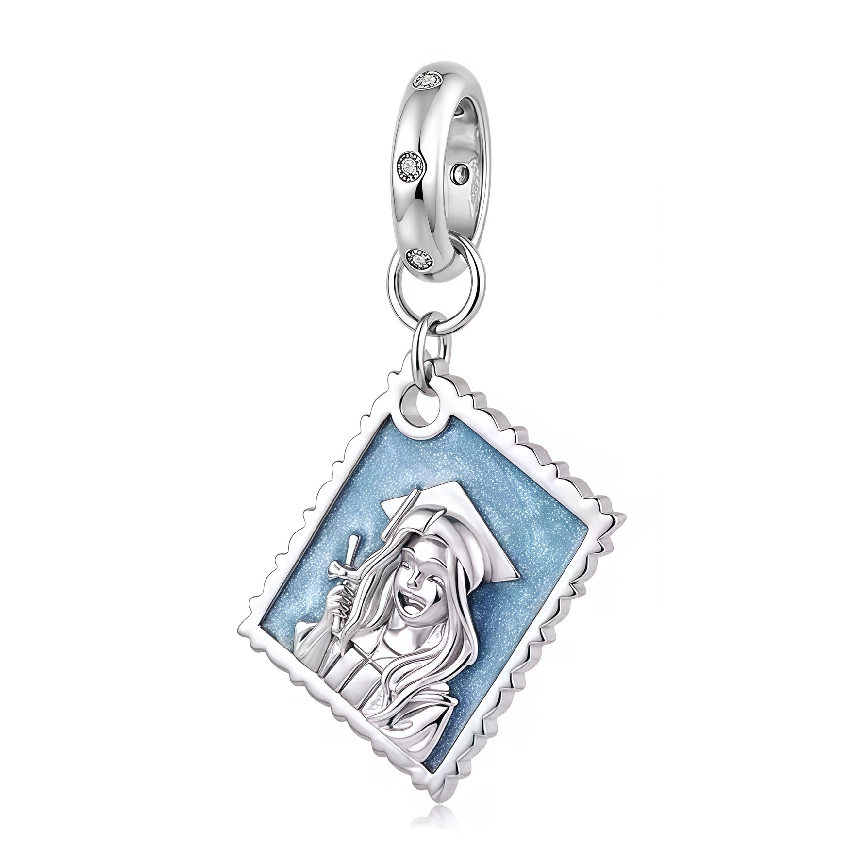 Apporte une touche personnelle et émouvante à ton bracelet avec ce charm pendentif portrait fille diplôme. Son design en argent 925, inspiré d’un souvenir de graduation, permet de célébrer une belle réussite tout en gardant un détail intime et symbolique près de soi. Un bijou original et plein d’émotion, parfait pour immortaliser un grand moment.

Caractéristiques :

- Matière : Argent 925.
- Design : Portrait de fille avec inspiration diplôme en charm pendentif.
- Dimensions : Taille délicate et confortabl
