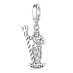 Charm pendentif majestueux représentant Poséidon, le dieu grec des mers et des océans. Finement travaillé en argent 925, il le représente avec sa longue barbe, son trident emblématique et une silhouette imposante. L’inscription « POSEIDON » vient compléter ce design inspiré de la mythologie grecque.

Caractéristiques :

- Matière : Argent 925.
- Design : Poséidon tenant son célèbre trident, avec l’inscription « POSEIDON ».
- Style : Mythologique, puissant, majestueux et intemporel.
- Symbolique : Force, pui