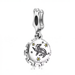 Célèbre la loyauté chaleureuse avec ce charm Poufsouffle Harry Potter en argent sterling 925, blason rayonnant de la maison d'Helga Poufsouffle, symbole de fidélité, patience et travail acharné. Son blaireau vaillant, couleurs jaune/noir éclatantes et lettres "P" ciselées évoquent la Salle Commune douillette près des cuisines de Poudlard. Suspendu à une bélière lisse compatible bracelets Pandora, ce bijou généreux réchauffe ton poignet de l'esprit inclusif des "Badgers". Poinçonné S925, sans nickel et Cupbo