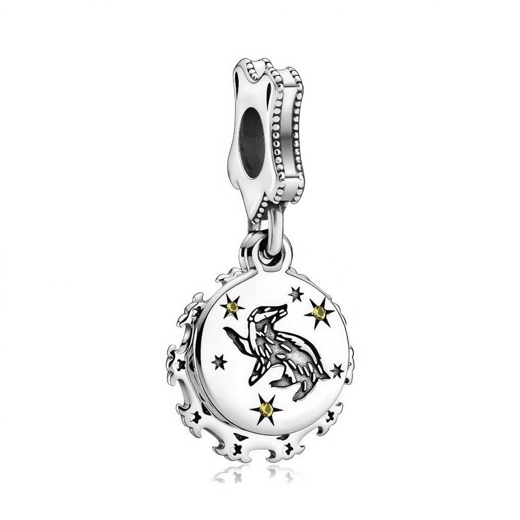 Célèbre la loyauté chaleureuse avec ce charm Poufsouffle Harry Potter en argent sterling 925, blason rayonnant de la maison d'Helga Poufsouffle, symbole de fidélité, patience et travail acharné. Son blaireau vaillant, couleurs jaune/noir éclatantes et lettres "P" ciselées évoquent la Salle Commune douillette près des cuisines de Poudlard. Suspendu à une bélière lisse compatible bracelets Pandora, ce bijou généreux réchauffe ton poignet de l'esprit inclusif des "Badgers". Poinçonné S925, sans nickel et Cupbo