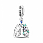 Ce charm pendentif en argent représente une paire de poumons stylisés, dont un côté est finement gravé des ramifications respiratoires tandis que l’autre est décoré de fleurs et de feuilles vertes serties de petits cristaux colorés. Un cristal bleu au sommet relie les poumons à une bélière gravée du mot “healthy”, en faisant un bijou idéal pour symboliser la santé, la respiration, la médecine respiratoire ou un message de guérison.