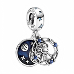Leader rebelle iconique, ce charm Princesse Leia Star Wars en argent sterling 925 capture Leia Organa en robe blanche d’Alderaan, chignon cinnamon rolls et regard déterminé, cape fluide. Cette sénatrice courageuse pend d’une bélière ronde lisse compatible bracelets Pandora pour un bijou royal et résistant. Poinçonné S925, sans nickel et Death Star-busting, elle rallie "Help me Obi-Wan, you're my only hope". Idéal pour fans princesses, Alderaan survivors ou double-agent vibes.

