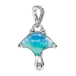 Apporte une touche marine et élégante à ton bracelet avec ce charm pendentif raie manta. Son design raffiné évoque la grâce de l’océan, la liberté et la douceur des fonds marins, tout en ajoutant une note originale et délicate à ta collection. Un bijou symbolique et intemporel, parfait pour les amoureux de la mer et des animaux marins.

Caractéristiques :

-&nbsp;Matière : Argent 925.
-&nbsp;Design : Raie manta avec finition brillante et détails soignés.
-&nbsp;Dimensions : Taille délicate et confortable à 
