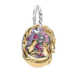 Charm pendentif inspiré du duo emblématique Raiponce et Flynn, avec un design romantique et détaillé qui capture toute la magie de leur histoire. Sa finition dorée et ses pierres colorées lui donnent un style féerique, élégant et plein d’émotion.

Caractéristiques :

- Matière : Argent 925.
- Design : Raiponce et Flynn dans une scène romantique avec détails sertis.
- Style : Disney, romantique et collector.
- Symbolique : Amour, aventure, liberté et magie.
- Compatibilité : Charm pendentif compatible avec b