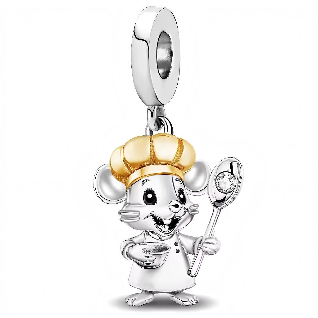 Célébrez l'univers culinaire de Ratatouille avec ce charm pendentif inspiré du célèbre petit chef, Rémy. Fabriqué en argent sterling 925, ce charm capturant la vivacité et l'enthousiasme de Rémy, le rat prodige de la cuisine, est un ajout parfait pour tout collectionneur de bijoux Disney. Avec des détails minutieux qui rappellent le monde magique de la gastronomie, ce pendentif est une belle manière de porter un symbole d'inspiration et de créativité.
