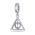 Protège ton poignet du maître de la mort avec ce charm Reliques de la Mort Harry Potter en argent sterling 925, symbole triangulaire mystérieux contenant Baguette, Pierre et Cape d'invisibilité, triangle parfait des légendes de la mort. Gravé avec lignes précises et éclat argenté, il évoque le conte des trois frères et la quête ultime d'Harry contre le plus sombre des mages noirs. Suspendu à une bélière lisse compatible bracelets Pandora, ce bijou ésotérique illumine tes mystères d'un pouvoir ancien. Poinço