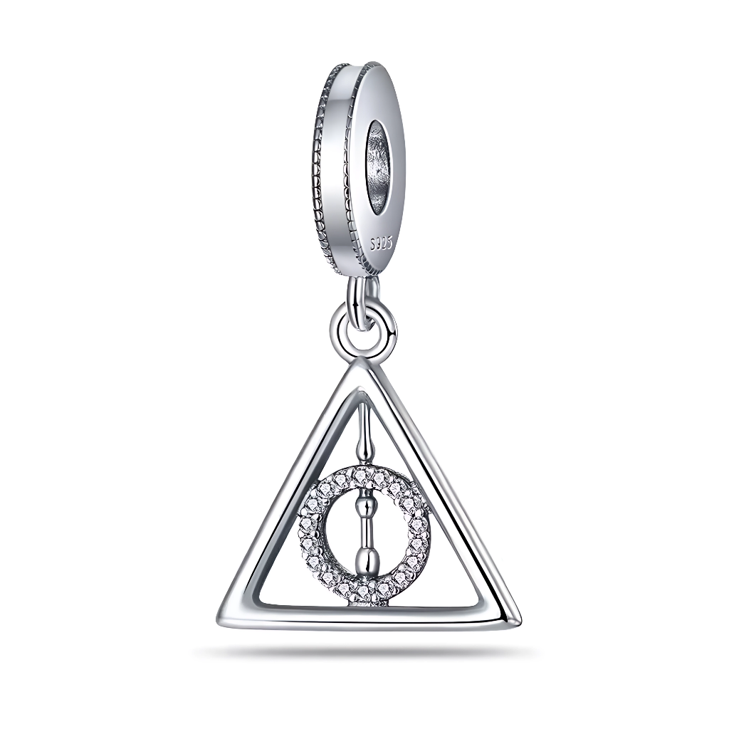 Protège ton poignet du maître de la mort avec ce charm Reliques de la Mort Harry Potter en argent sterling 925, symbole triangulaire mystérieux contenant Baguette, Pierre et Cape d'invisibilité, triangle parfait des légendes de la mort. Gravé avec lignes précises et éclat argenté, il évoque le conte des trois frères et la quête ultime d'Harry contre le plus sombre des mages noirs. Suspendu à une bélière lisse compatible bracelets Pandora, ce bijou ésotérique illumine tes mystères d'un pouvoir ancien. Poinço