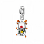 Ce charm pendentif en argent représente un adorable renne de Noël au nez rouge, avec des bois et sabots émaillés orange, semblant sauter de joie. Sur son ventre, une couronne décorative verte sertie de cristaux clairs et d’un cabochon jaune apporte une touche brillante et festive.
