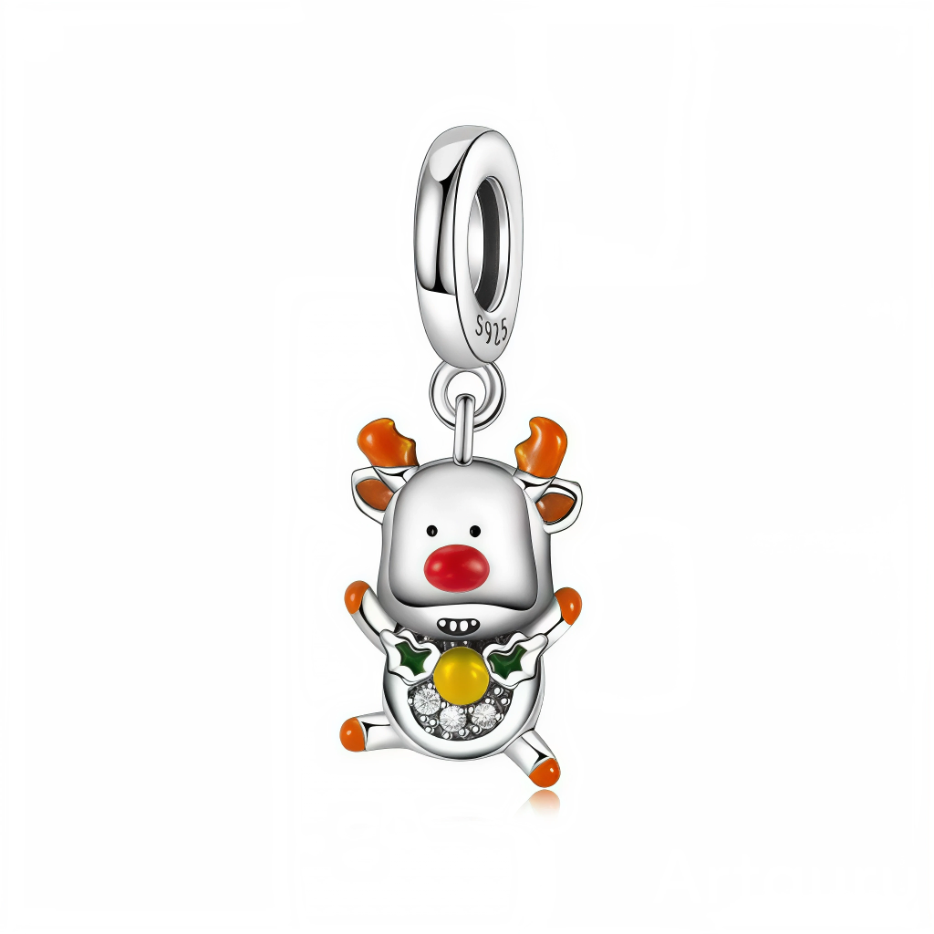 Ce charm pendentif en argent représente un adorable renne de Noël au nez rouge, avec des bois et sabots émaillés orange, semblant sauter de joie. Sur son ventre, une couronne décorative verte sertie de cristaux clairs et d’un cabochon jaune apporte une touche brillante et festive.