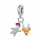 Ce charm pendentif en argent 925 met en scène deux breloques : un petit lutin scintillant tout pavé de pierres claires, coiffé d’un bonnet de Noël rouge, et une tête de renne orange au museau rouge vif, aux bois finement dessinés. L’ensemble crée un duo amusant qui évoque la magie et la joie des fêtes de fin d’année