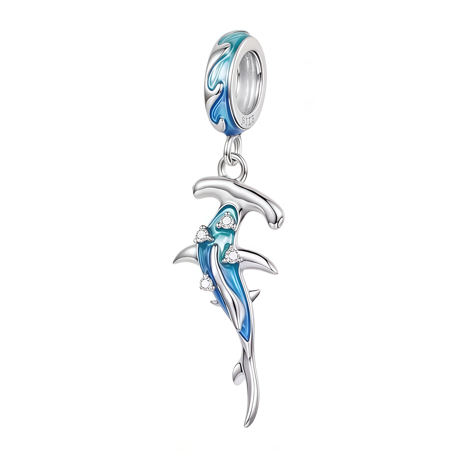 Apporte une touche puissante et marine à ton bracelet avec ce charm pendentif requin marteau. Son design en argent 925 met en valeur le profil unique du requin marteau, symbole de force, d’instinct et de liberté. Un bijou original et élégant, parfait pour les amoureux de l’océan et des pièces au caractère affirmé.

Caractéristiques :

- Matière : Argent 925.
- Design : Pendentif requin marteau avec finitions soignées.
- Dimensions : Taille délicate et confortable à porter.
- Style : Bijou marin, audacieux e