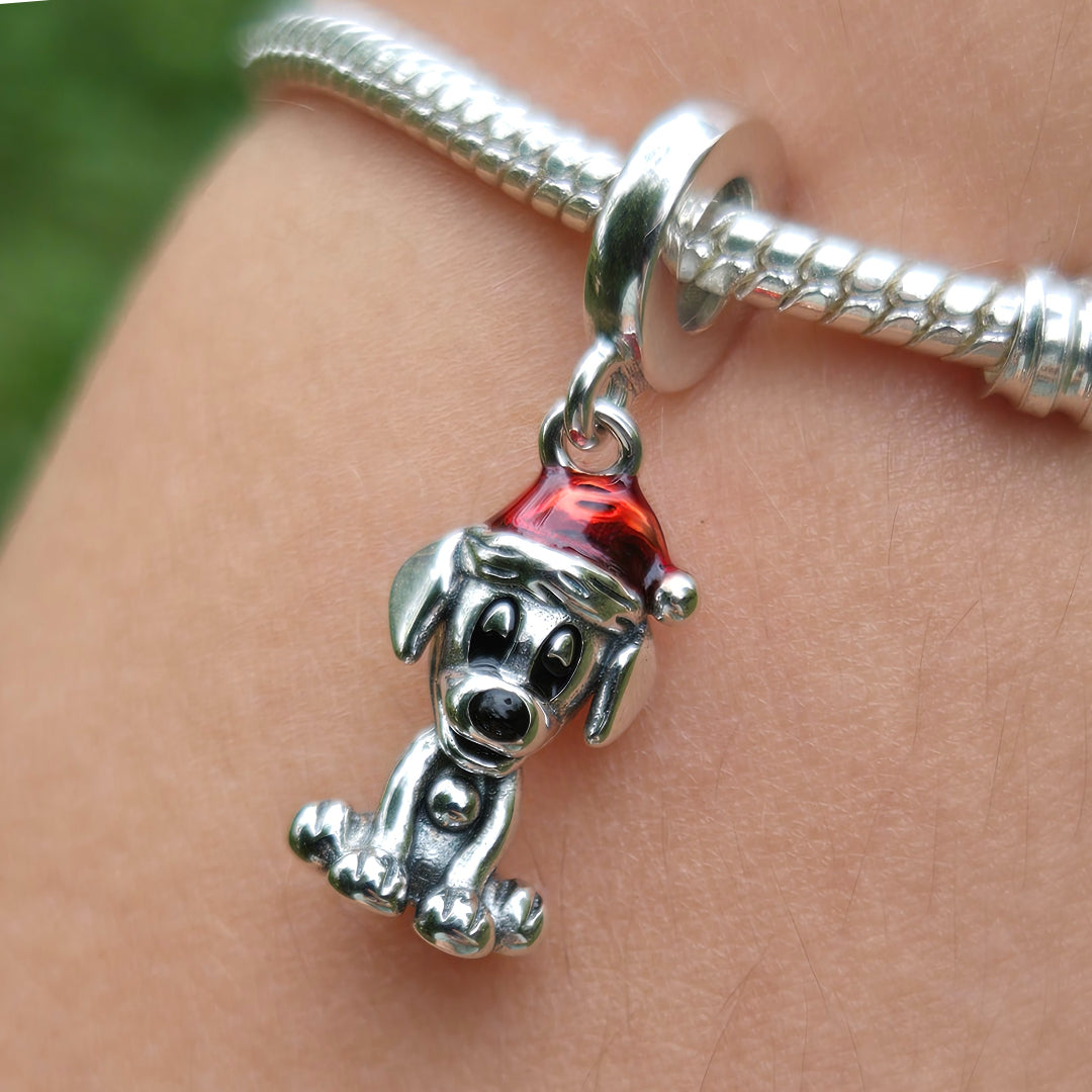 Célébrez les fêtes avec douceur grâce à ce charm pendentif en argent 925 représentant Rolly, le dalmatien espiègle de Disney, assis et coiffé d’un chapeau de Noël rouge. Ce bijou adorable capture l’esprit joyeux de Noël avec ses détails festifs et son expression malicieuse, parfait pour les fans des 101 Dalmatiens et des accessoires pleins de tendresse.