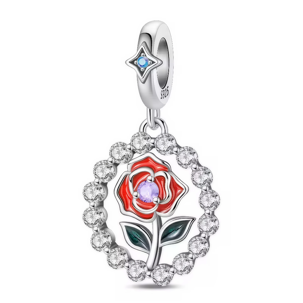 Ce charm pendentif en argent 925 expose une rose rouge émaillée éclatante au centre d'un cadre circulaire pavé de strass, avec feuille verte et petite étoile bleue cristal pour un hommage floral scintillant et romantique. La bélière ronde ornée d'étoile gravée « S925 » suspend gracieusement.

Caractéristiques :

Matière : Argent 925 (S925)
Design : Fleur rose glossy rouge avec tige feuille, entourée de diamants et mini-étoile bleue, sur anneau étoilé.
Style : Passionné et précieux, idéal pour déclarer l'amo